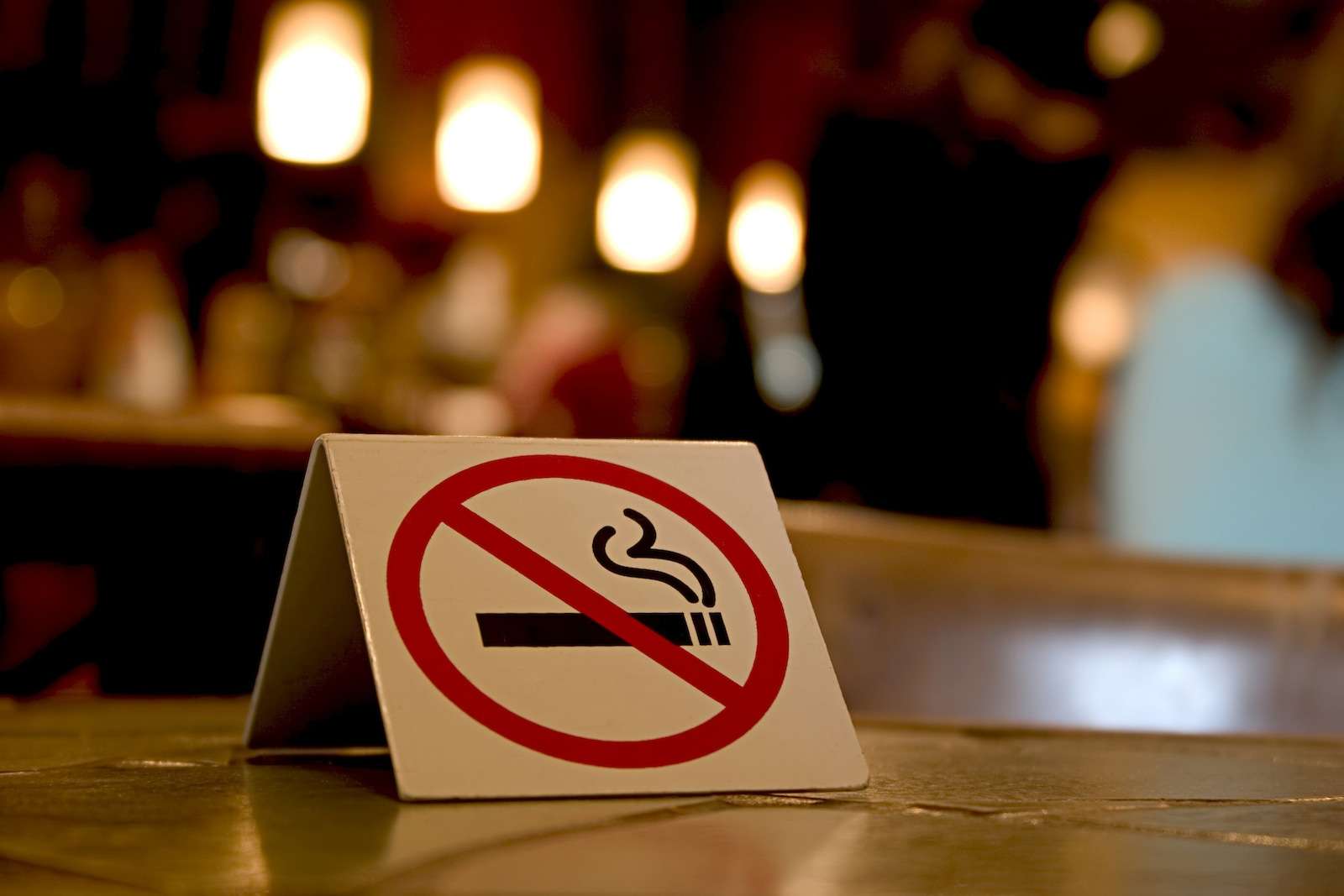 Fumatul a fost interzis in toate restaurantele si cluburile din Romania