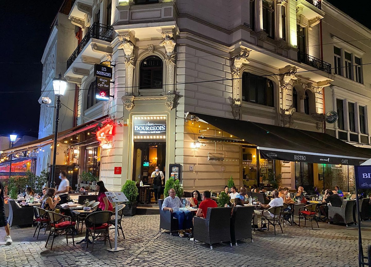 Les Bourgeois - braserie din Centrul Vechi, cu mese in strada, fotografiat seara - un loc potrivit pentru o ieșire mamă fiică