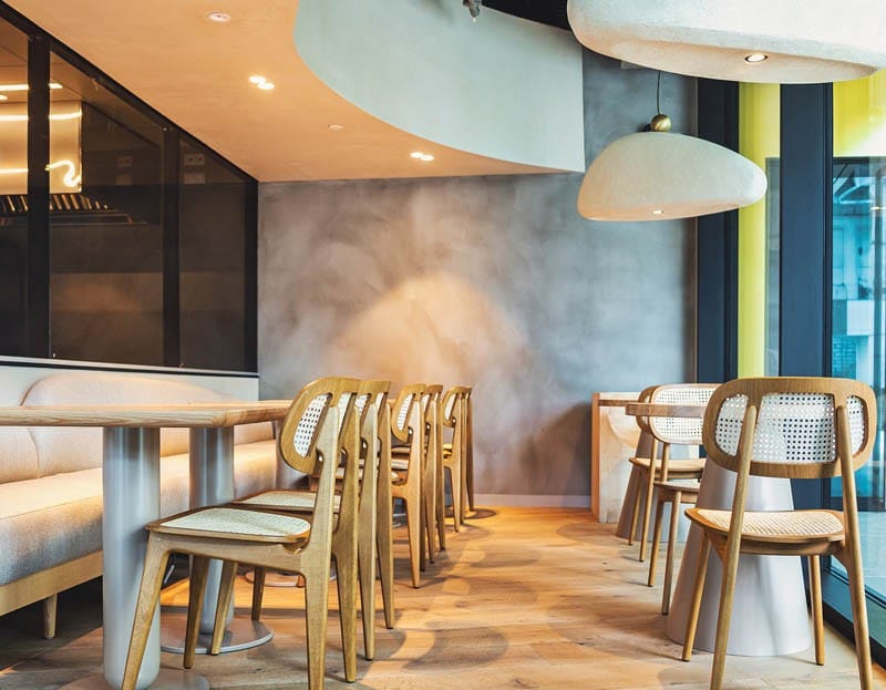 restaurant Samsara, cu mese si scaune albe, tavan cu forma neregulata si corpuri de iluminat moderne, albe, cu forme neregulata