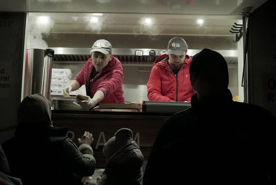Mese calde și donații pentru refugiați. Cum ajută restaurantele & co. (și cum poți ajuta și tu)