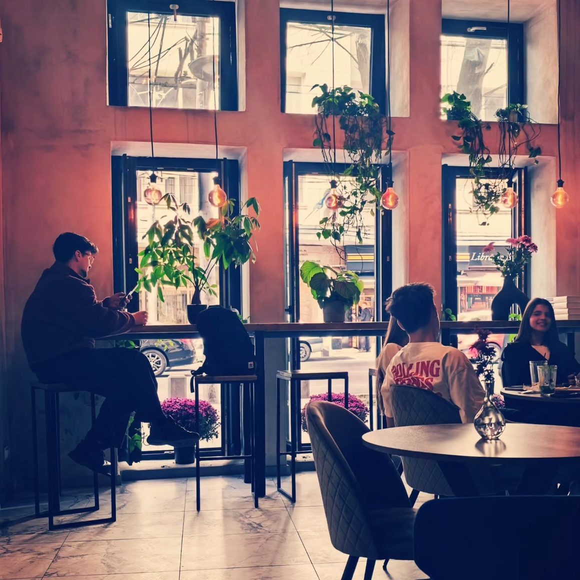 oameni la mese in cafeneaua Forma București