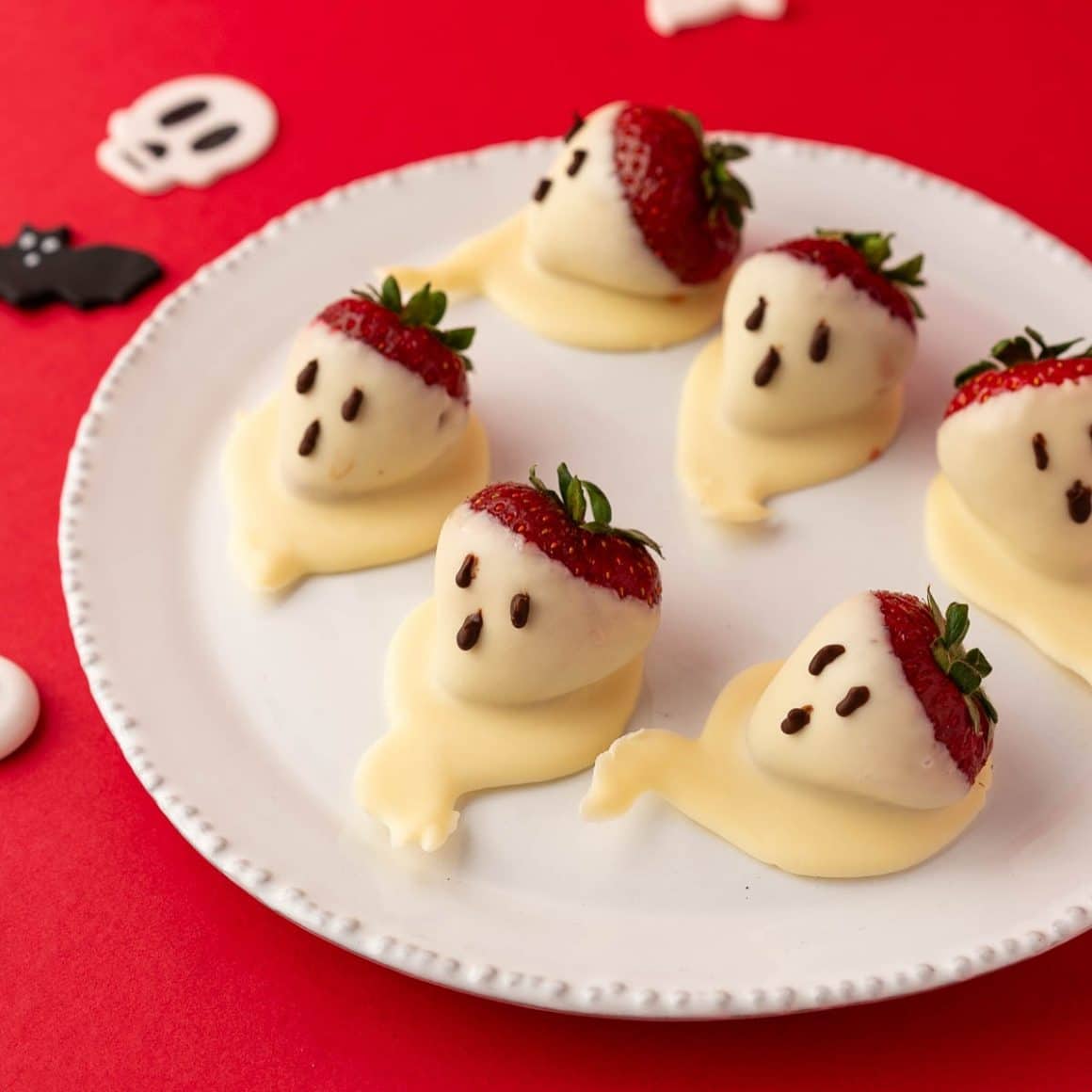 capsuni trase in ciocolata alba si decorate ca de Halloween, de la BerryO