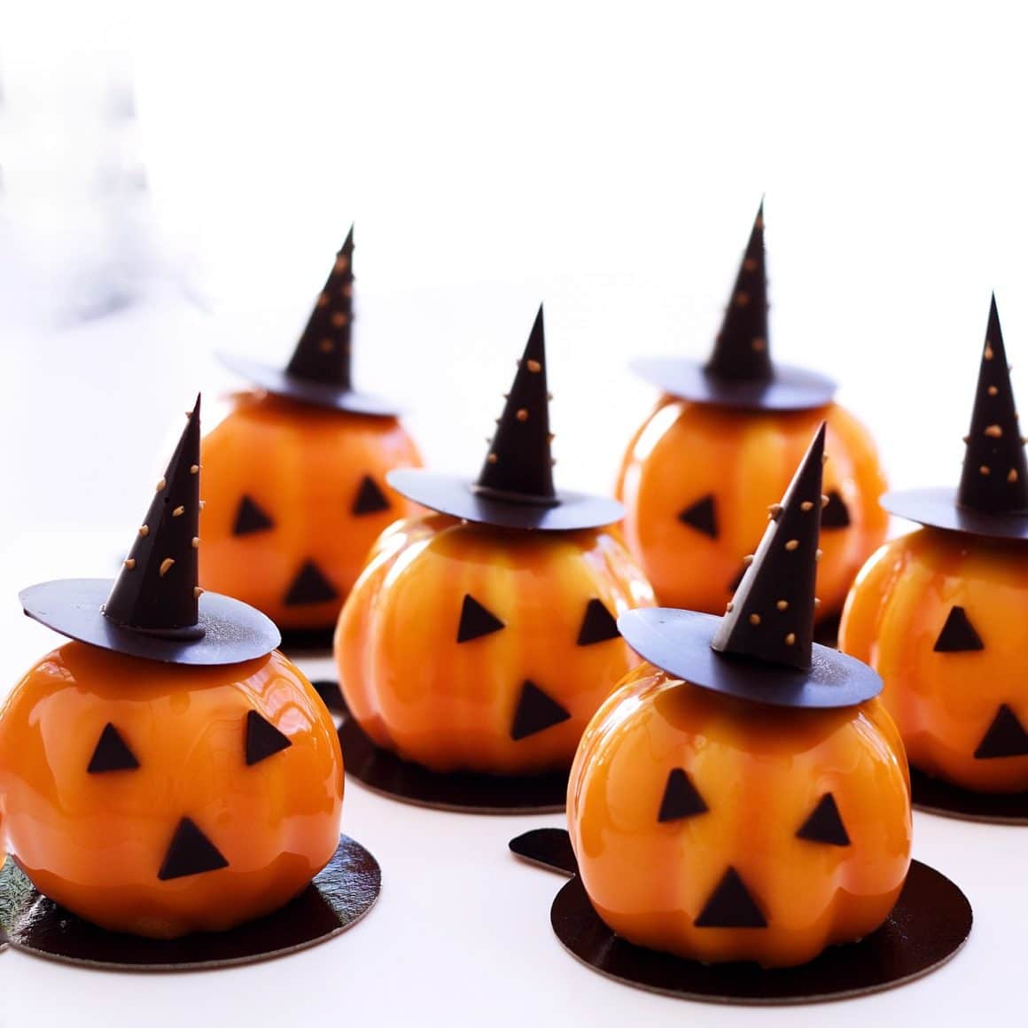 Halloween Wizard. Prajituri cu migdale cu strat crocant de feuilletine si ciocolata, mousse de fructul pasiunii si insertie cu cremeaux si confit de portocala cu fructul pasiunii. 