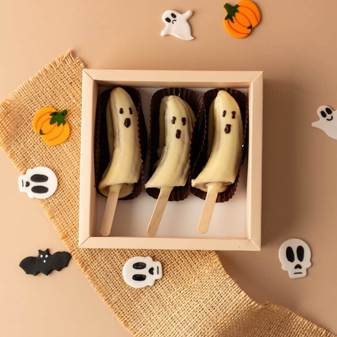 banane trase în ciocolata alba, care arata ca niste fantome