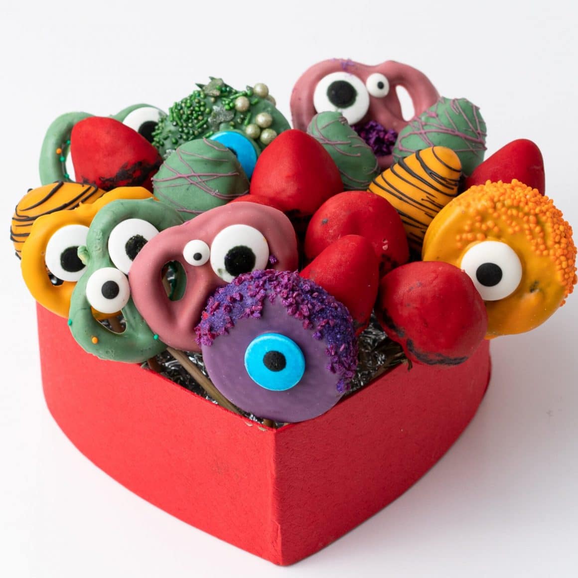 cutie cu dulciuri de halloween glazurate si decorate va niste ochi de monstri