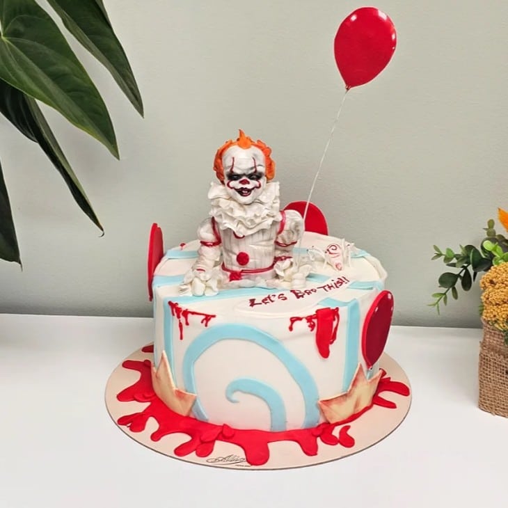 tort cu figurina de clovn malefic - dulciuri de Halloween de la Cofetăria Alice București