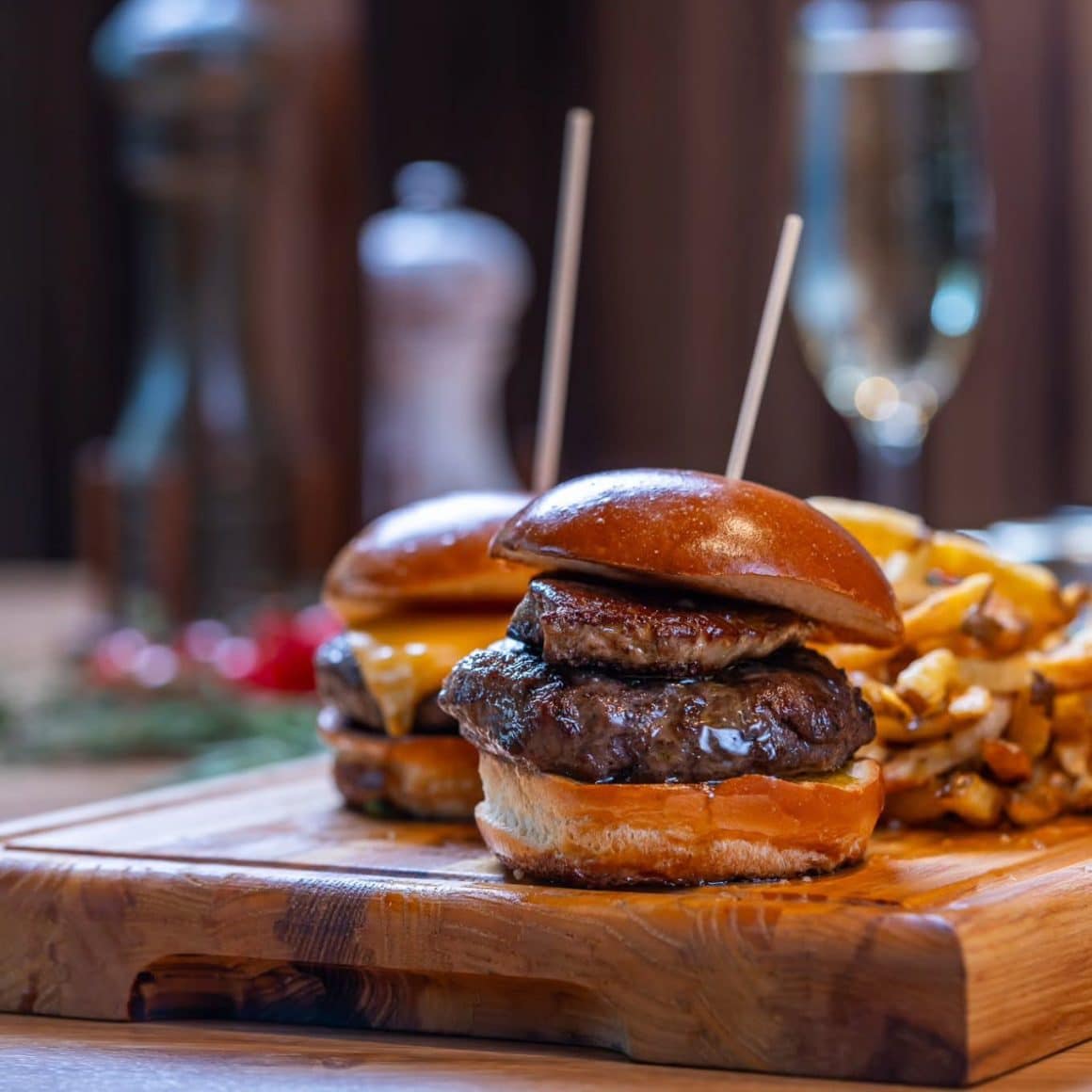 Burger gourmet cu carne maturată și cartofi prăjiți, servit la Osho Restaurant, o alegere populară pentru cei care caută cei mai buni burgeri din București.