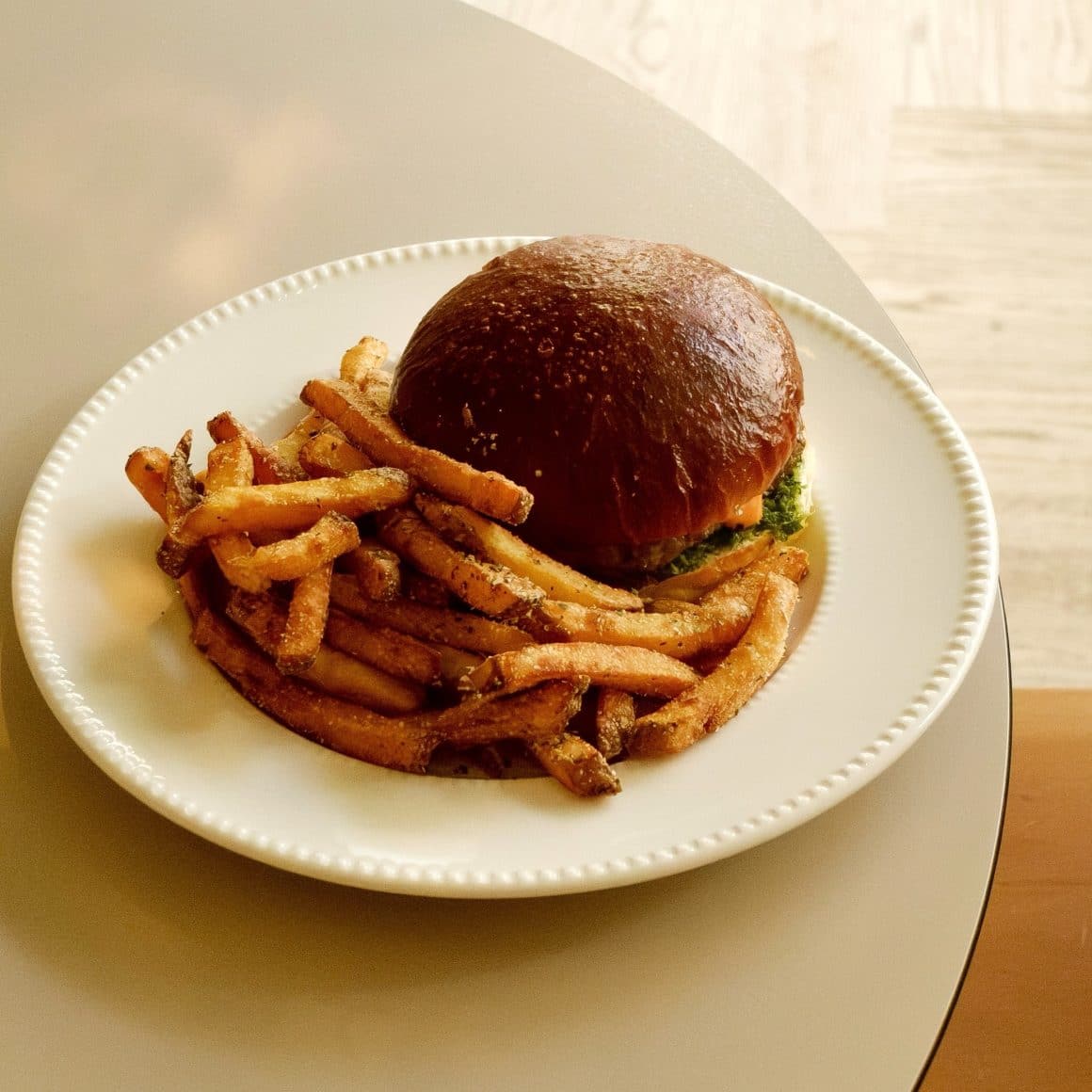 Mom burger cu cartofi prajiti de la Mom Bucuresti
