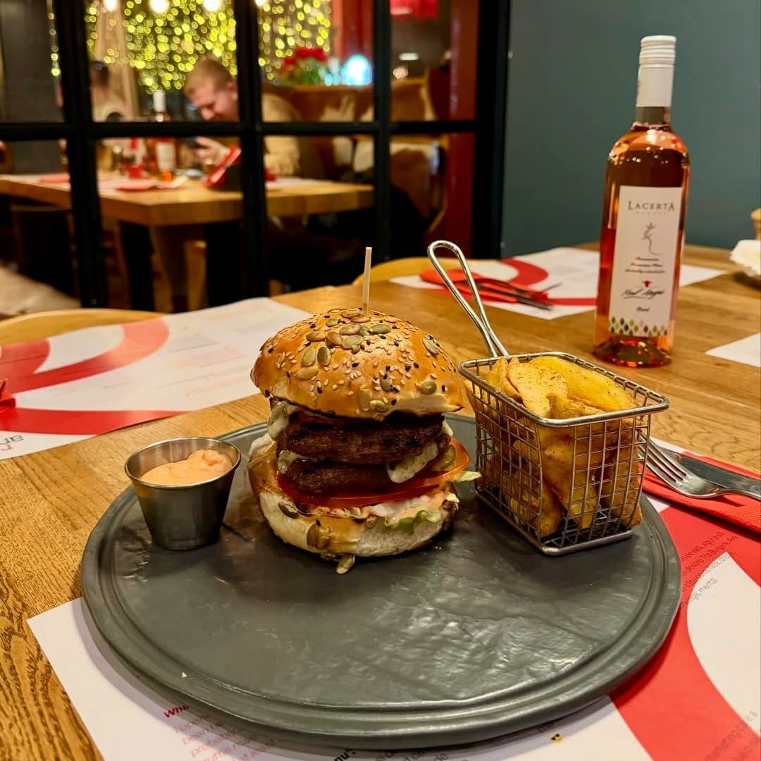 Vampire bite burger de la Red Angus, u chorizo picant, blue cheese si jalapeni. Cei mai buni burgeri din București