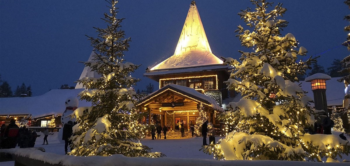 cladirea principala din Santa Klaus Village din Laponia