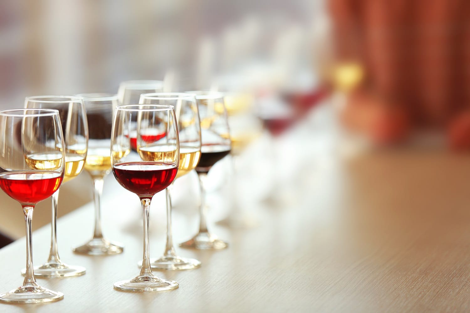 Cu ce vinuri nu dai niciodată greș? Cele mai populare tipuri de vin și cu ce le asociezi