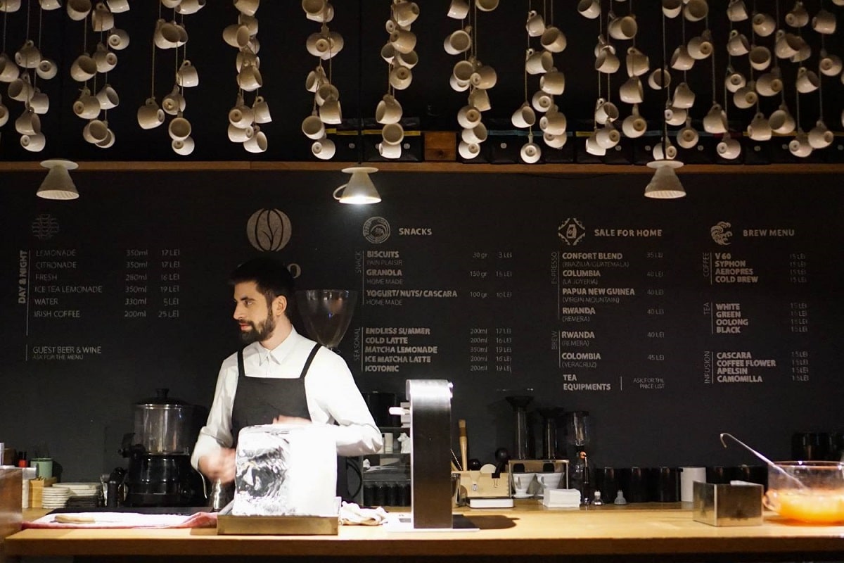 un barista se pregătește să prepare o cafea la Origo, una dintre cele mai bune  prăjitorii de cafea din București