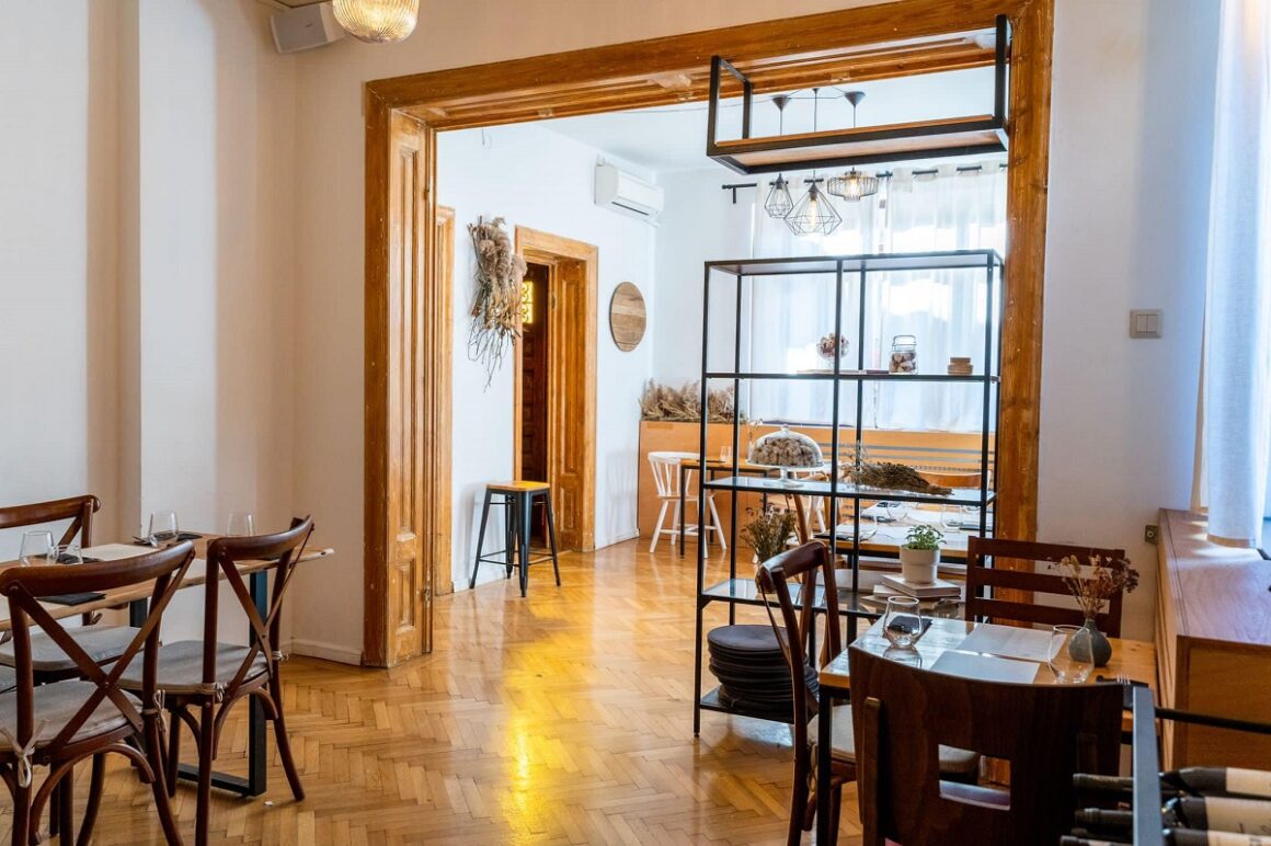 interiorul restaurantului Soro.lume, cu pereti alb si tcarie de lemn. Restaurante farm to table