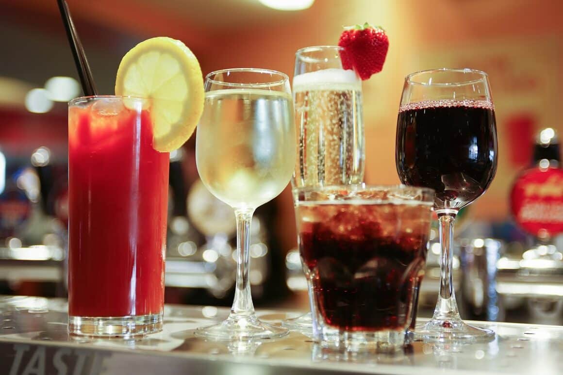 Pune la punct lista de băuturi pentru Revelion. 8 recomandări pentru marea petrecere