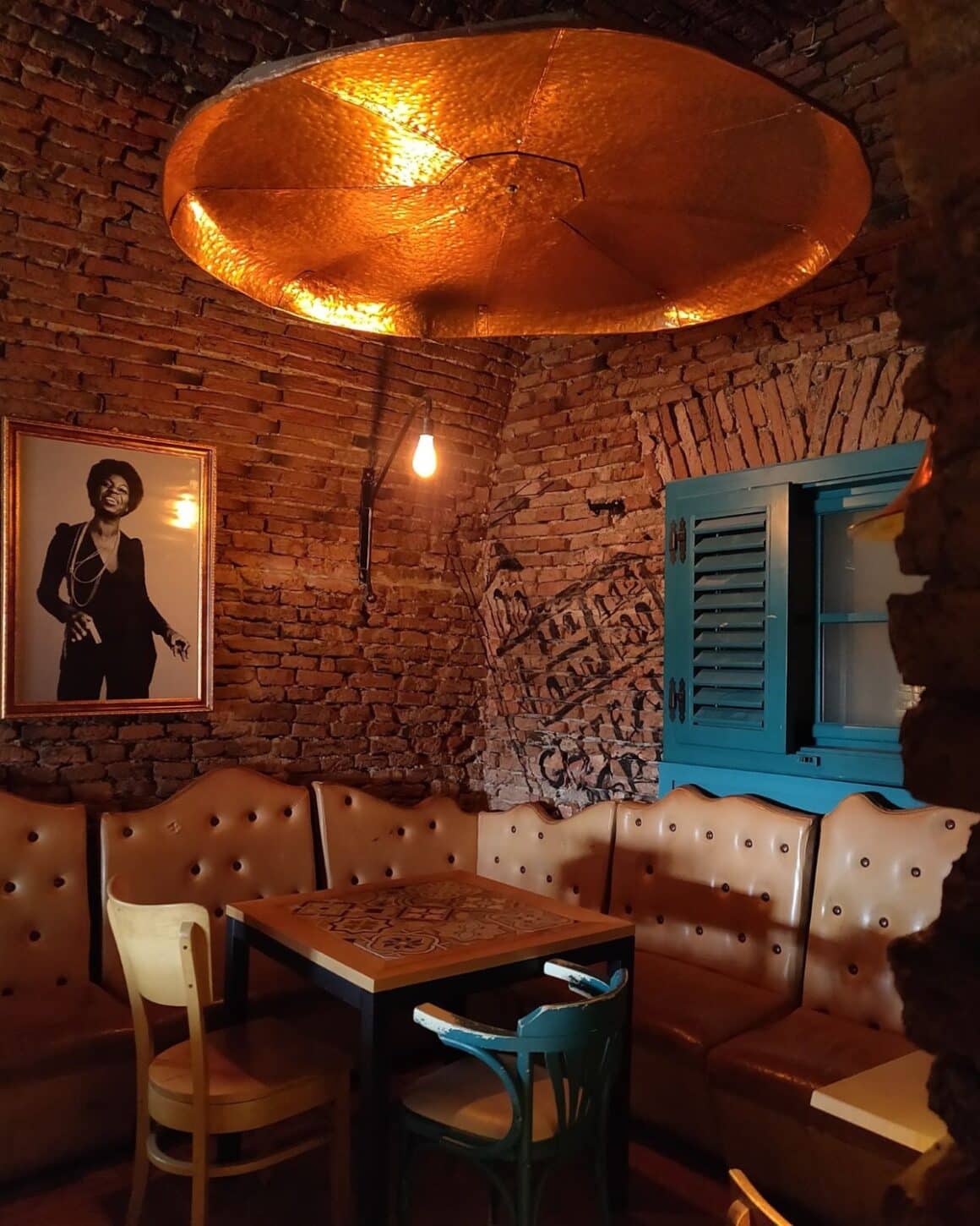 interiorul și barul music pub din Sibiu