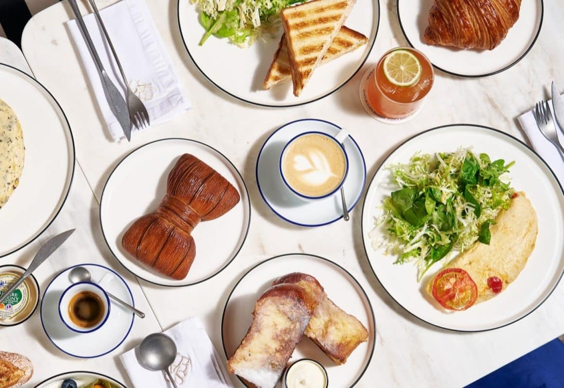 Mai multe preparate de brunch, fotografiate de sus, la Mița Biciclista, unde să mergi cu fetele de 8 martie la restaurant