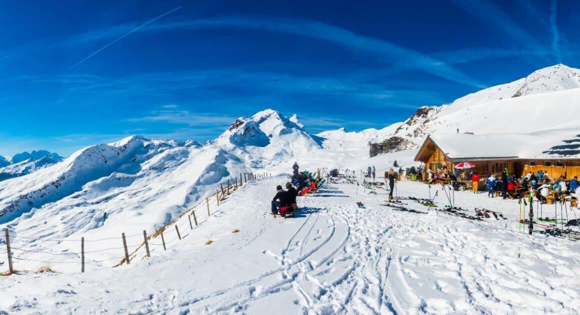 muntii inzapeziti din Grindelwald au cea mai lungă pârtie de sanie din Europa. 