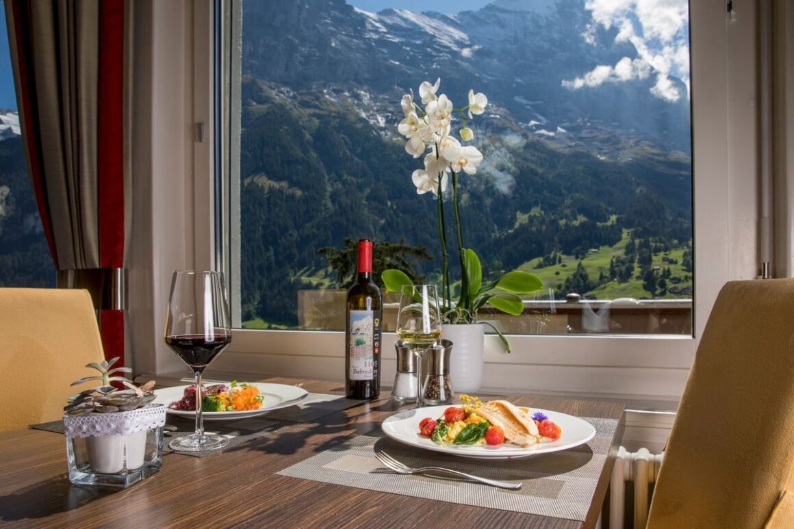 restaurantul belvedere ofera o panorama incredibila supra untilor și partiilor de sanius din muntii Grindelwald