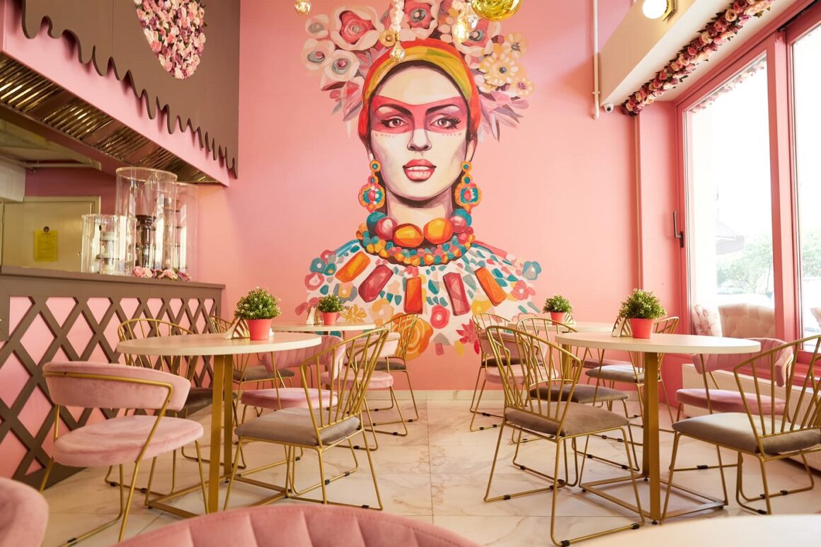 cofetăria Chocoloco, cu un perete pictat cu o femeie, mese rotunde si decor in roz, un loc unde să ieși cu prietenele de 1 martie in Bucuresti