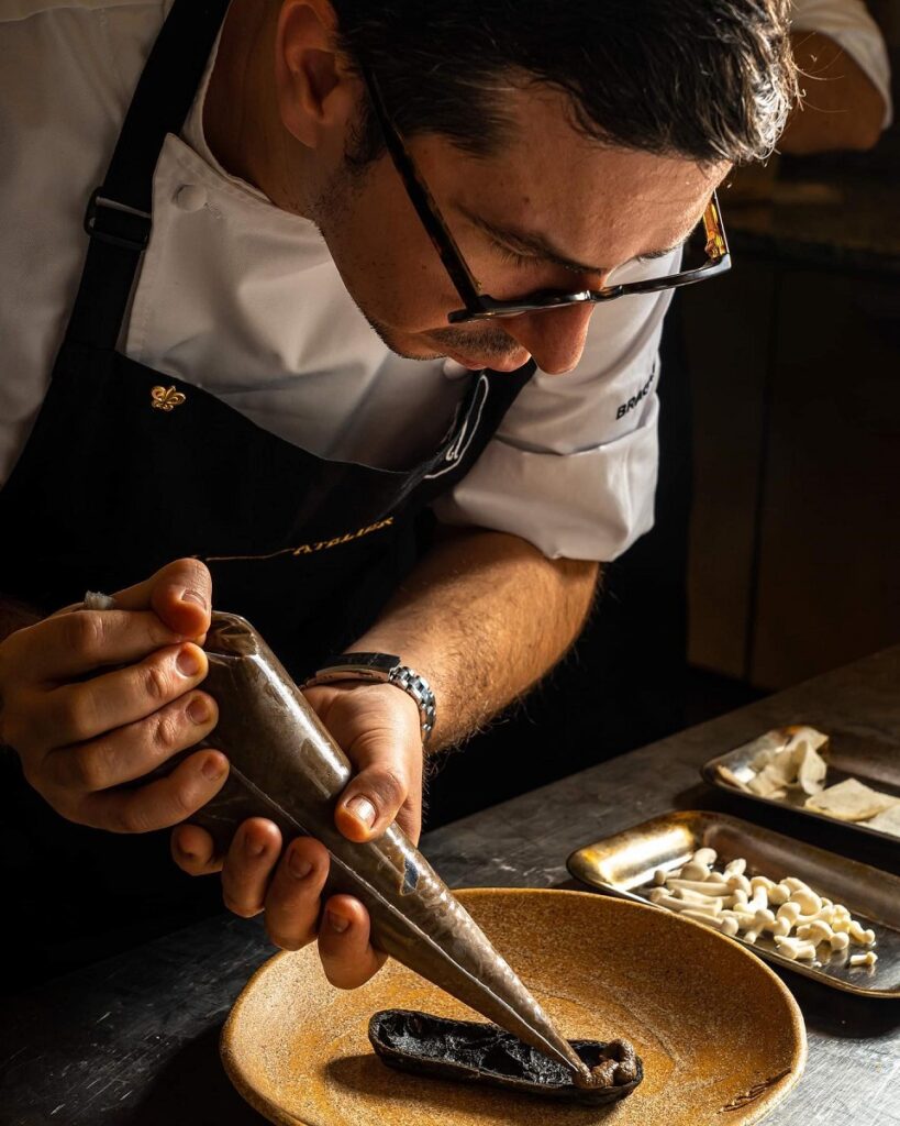 Chef Bogdan Alexandrescu aranjeaza platingul la un preparat de la Restaurant Latelier Relais & Chateaux