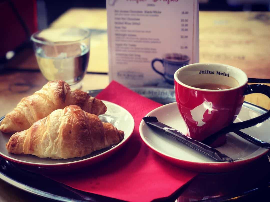 croissant si cafea la Les Bourgeois București