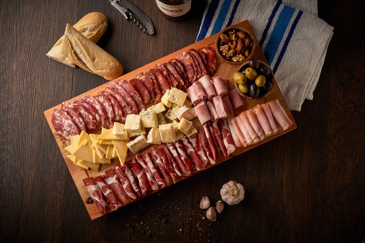 Tablas - un tip de tapas spaniole cu diferite tipuri de charcuterie si branzeturi