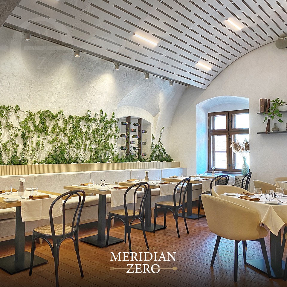 interiorul restaurantului meridian 0 din Oradea
