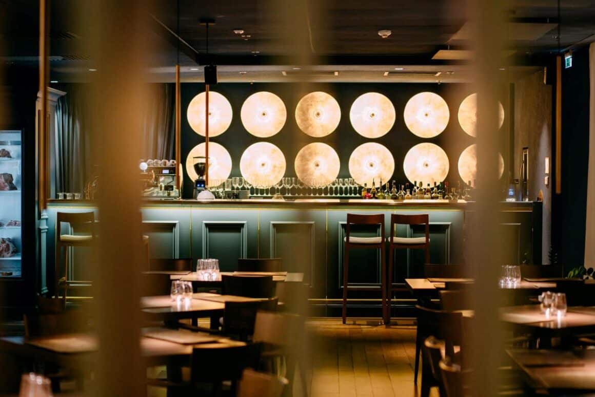 interiorul restaurantului Steak House din Oradea, amenajat elegant si iluminat difuz