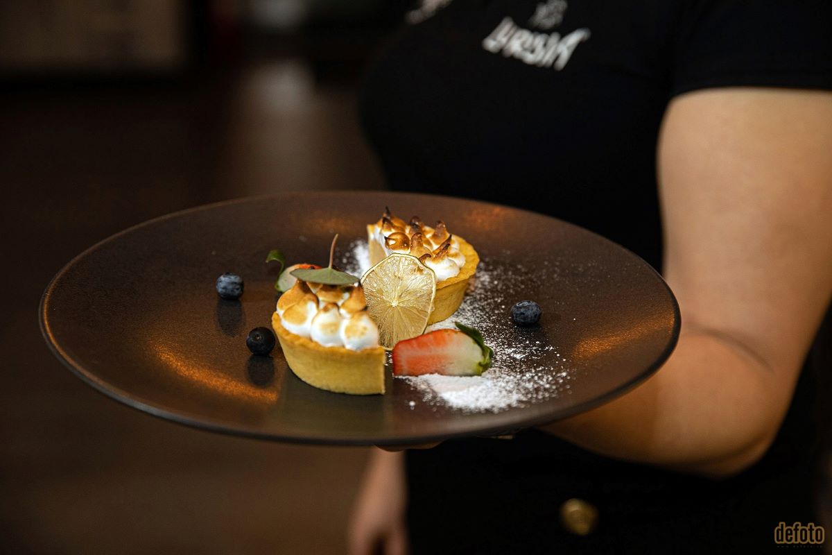 o tarta de citrice cu merengue din meniul restaurantului xo din oradea