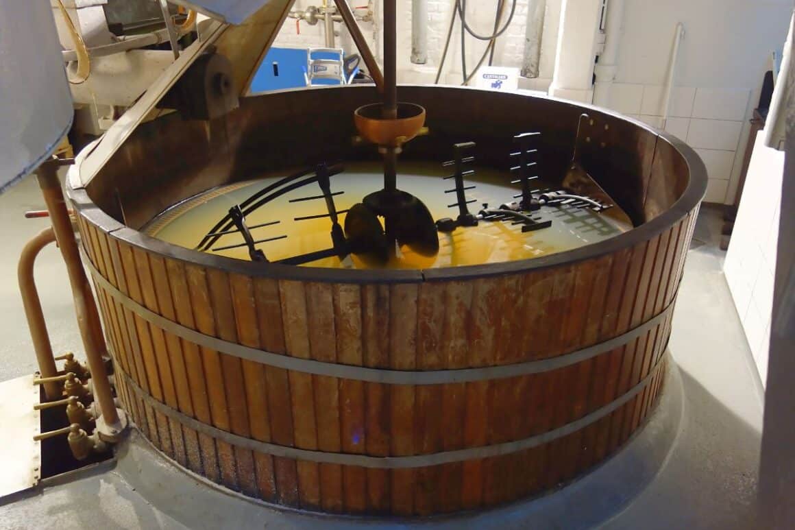 butoi mare de lemn in care se prepara bere