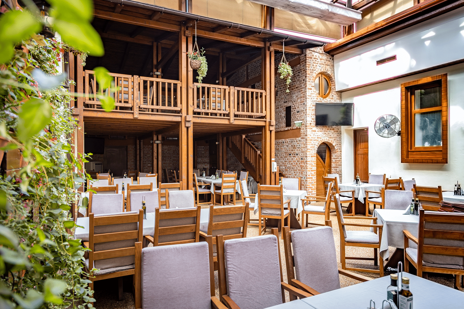 terasa restaurantului rosecas din oradea