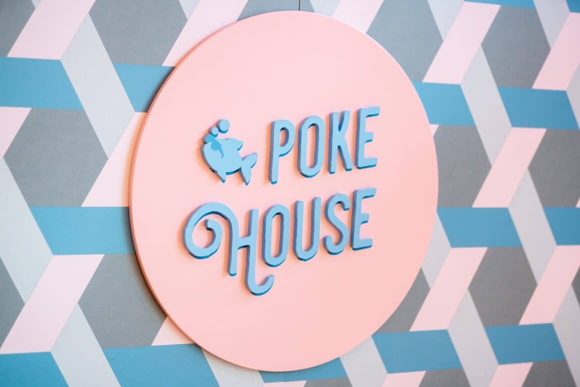 sigla Poke House cu scris albastru pe fundal roz