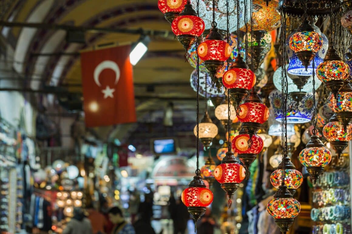 lampi turcesti in diferite culori si dimensiuni, atarnate la vanzare in Marele Bazar- de vitat în Istanbul