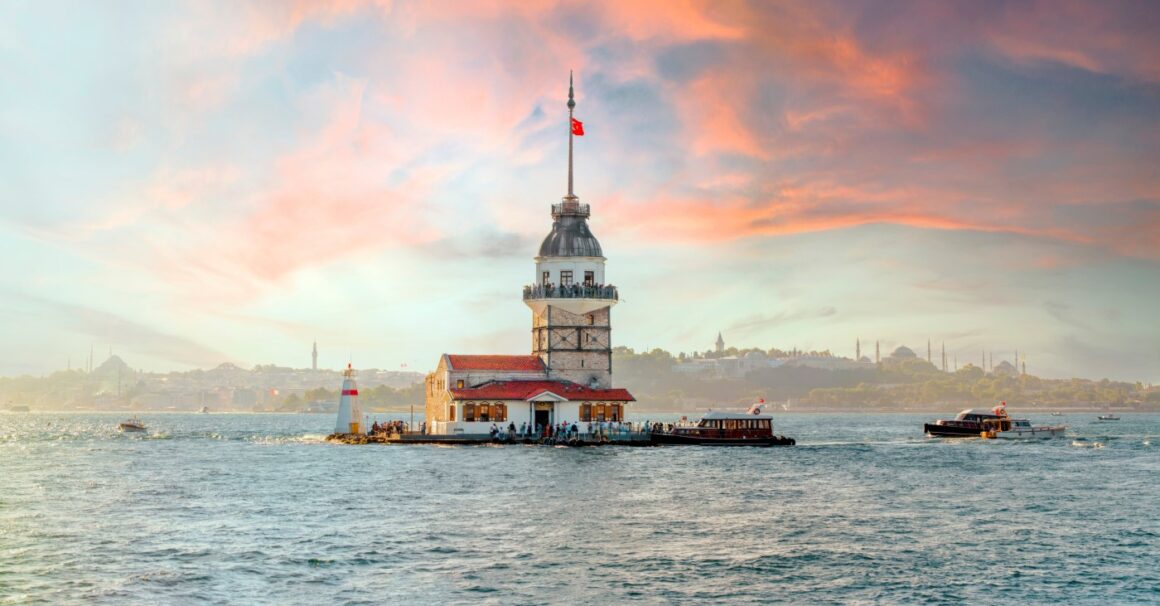 Turnul Fecioarei fotografiat in mijlocul marii, la Aous - de vizitat la Istanbul