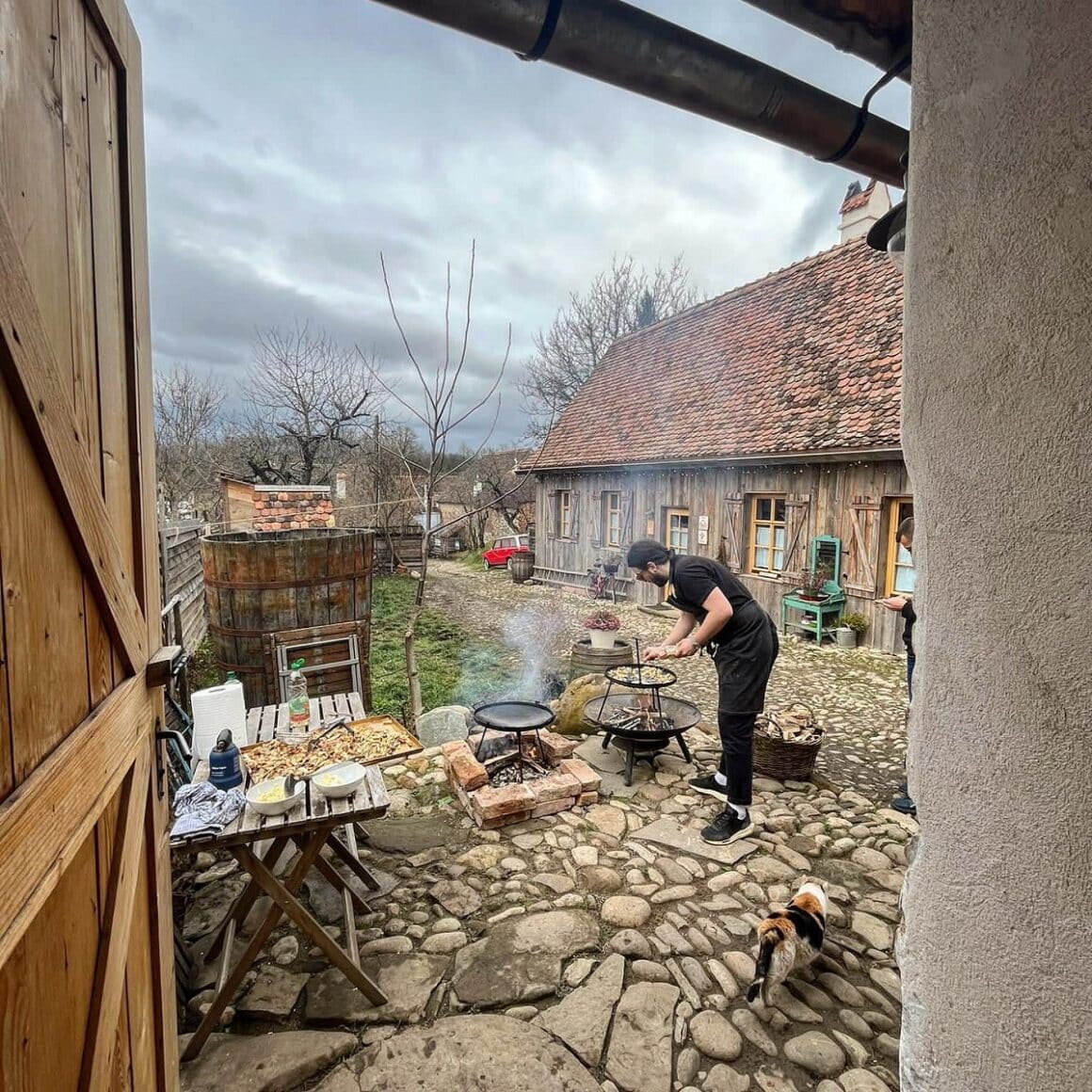 Mihai Iosif Toader gateste la ceaun in curtea de la Viscri 32 - restaurante farm to table