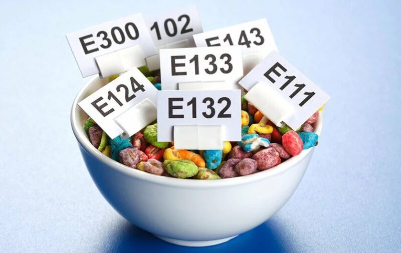 bol cu cereale cu etichete de aditivi alimentari e-uri - cum citești corect eticheta