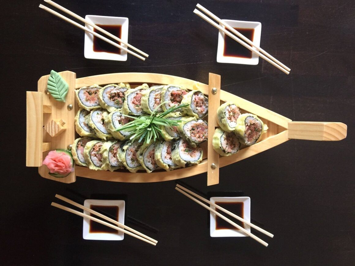 barcuta cu rulouri de sushi de la Sushi Garden