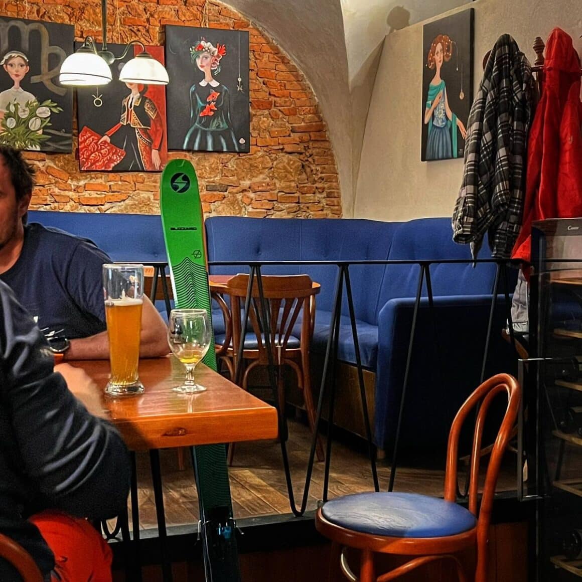 detaliu din restaurant Bistro de lArte, cu canapea albastra si tablouri atarnate pe peretii din caramida - restaurante farm to table