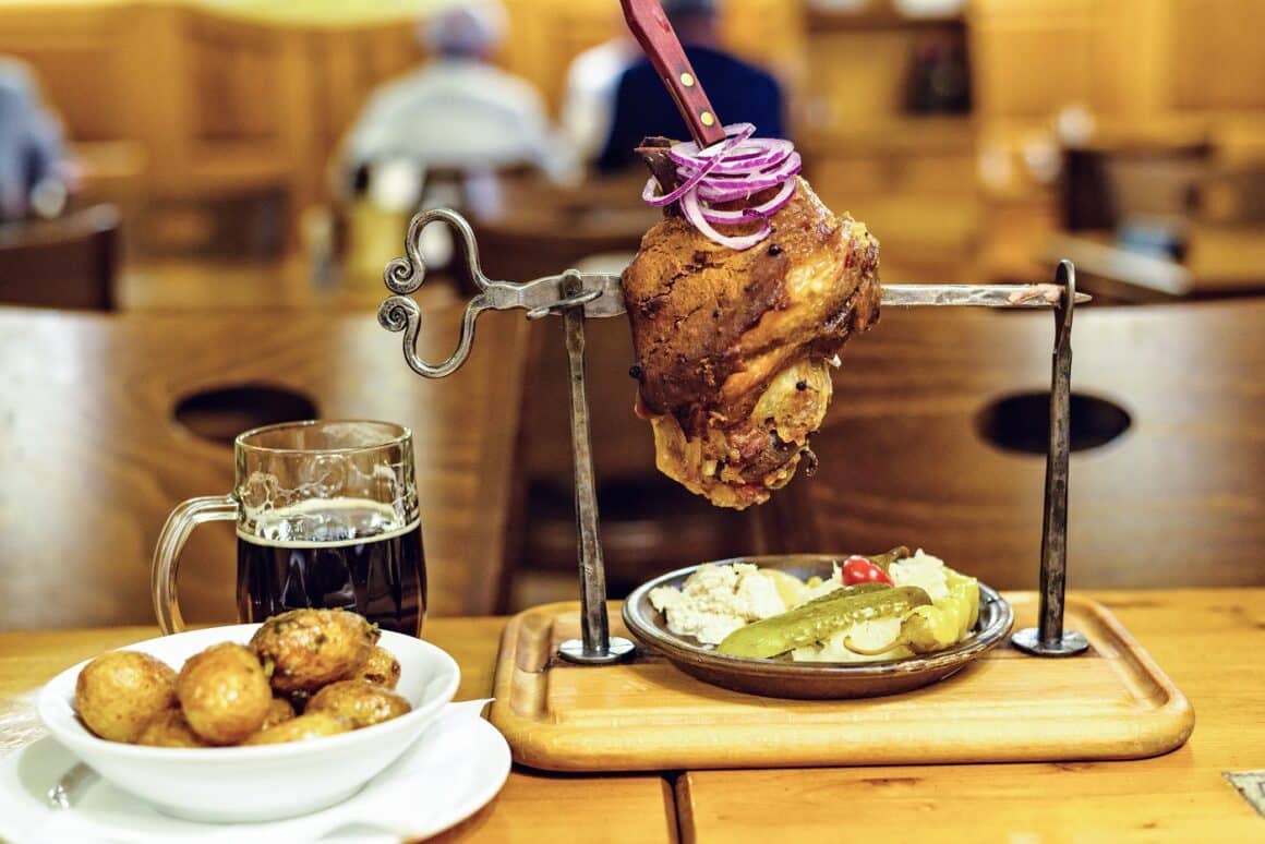 Ciolan de porc de la Praga, cu muraturi, bere cartofi si ceapa, servit la un restaurant local. Ce să mănânci la Praga