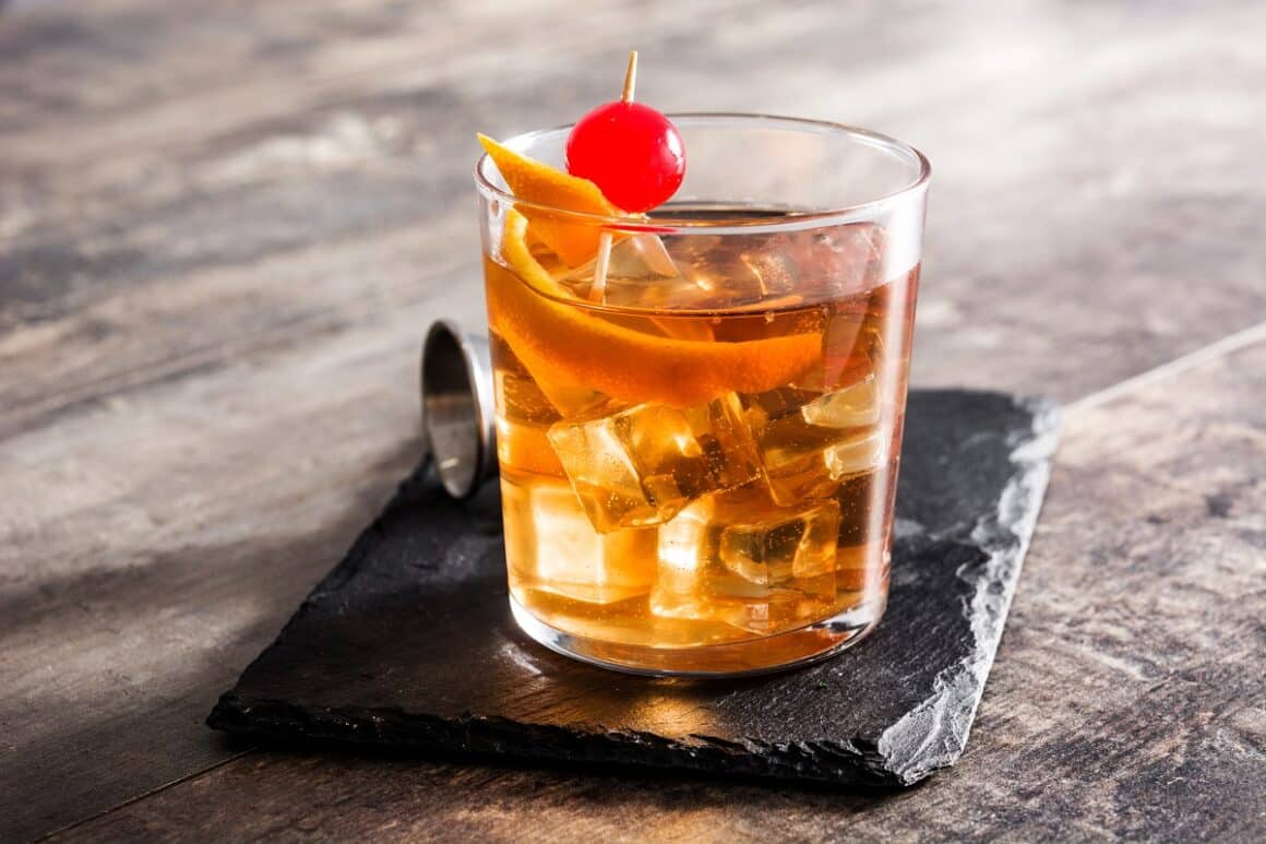 cocktail Old fashioned cu bourbon si o cireasa confiata