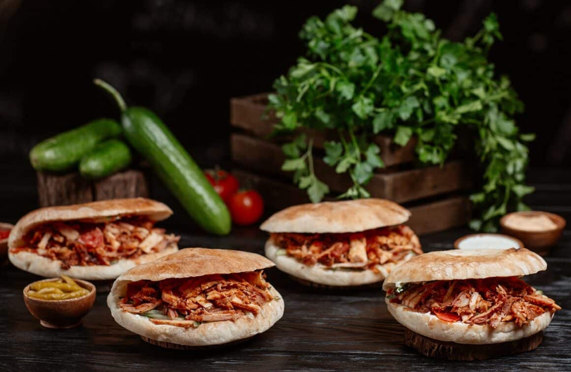 doner kebab servit in chifla de paine pe o masa din lemn - ce e de mâncat la Istanbul