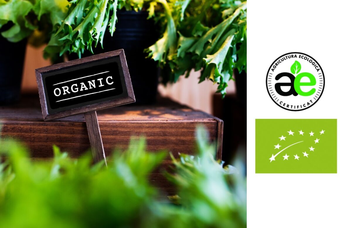 colaj foto cu verdeturi si o tablita pe care scrie organic, alaturi de siglele pentru produse bio eco organice ale UE si 