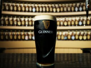 Fascinata poveste despre berea Guinness, băutura națională a Irlandei
