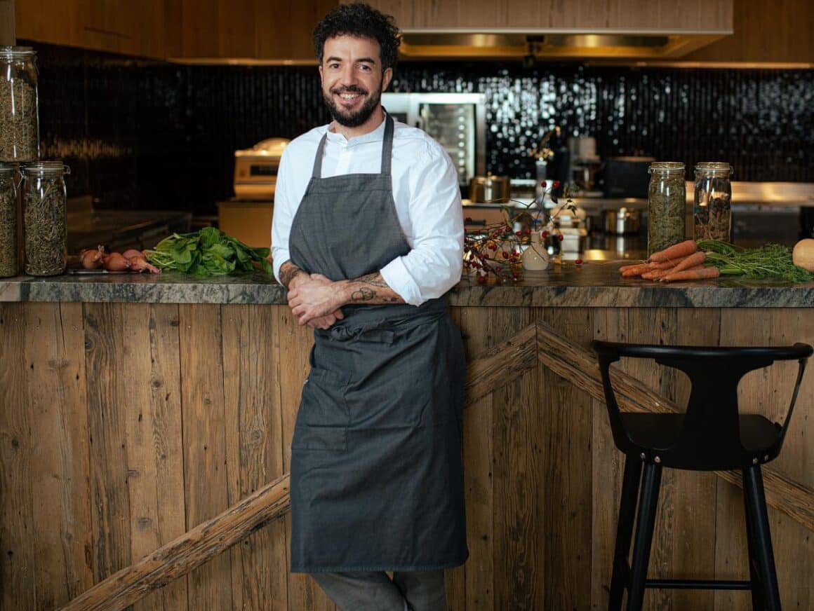 chef Alexandru Dumitru in bucataria La Hambar, restaurant fine dining din Singureni Manor