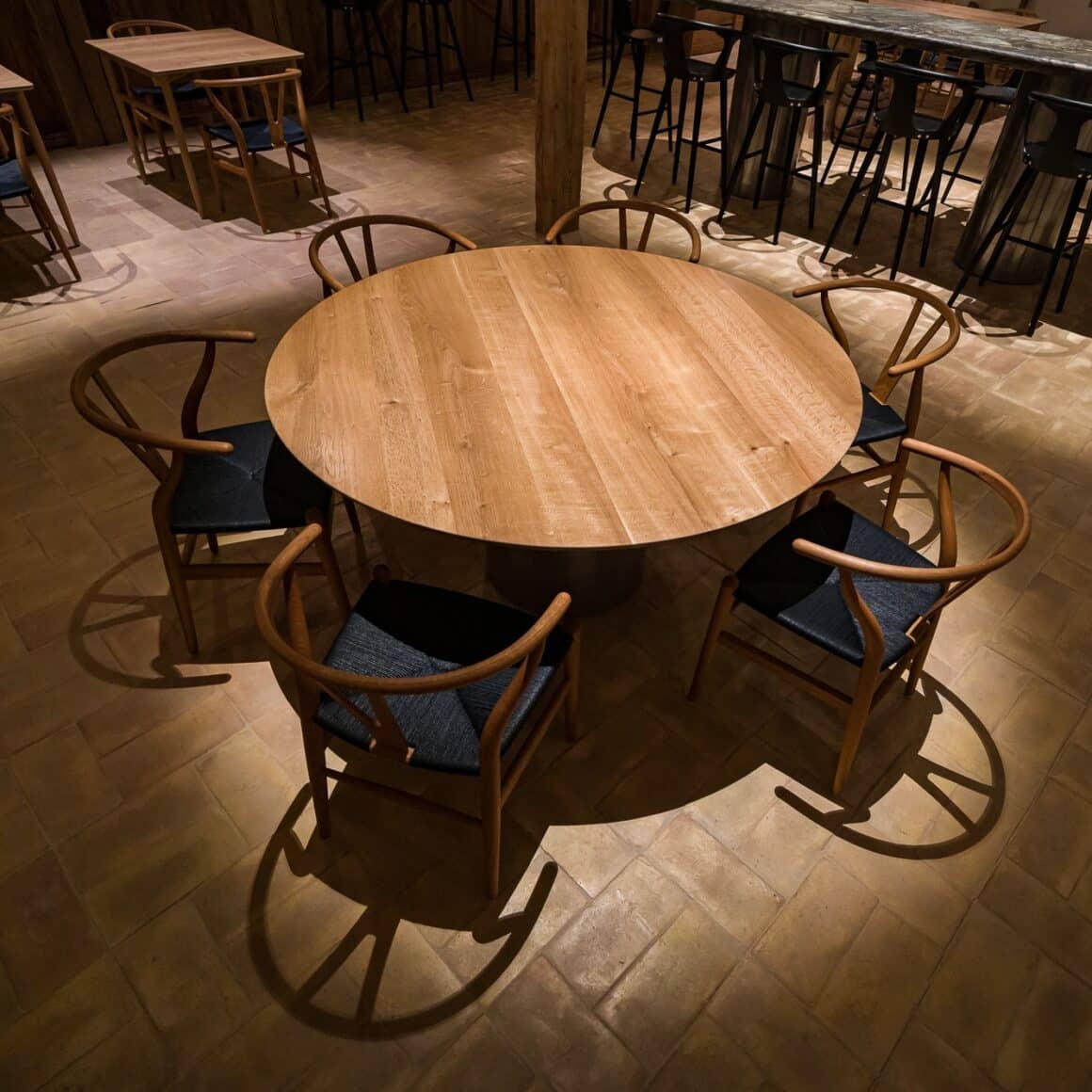 masa rotunda cu mai multe scaune la restaurant La Hambar Singureni Manor