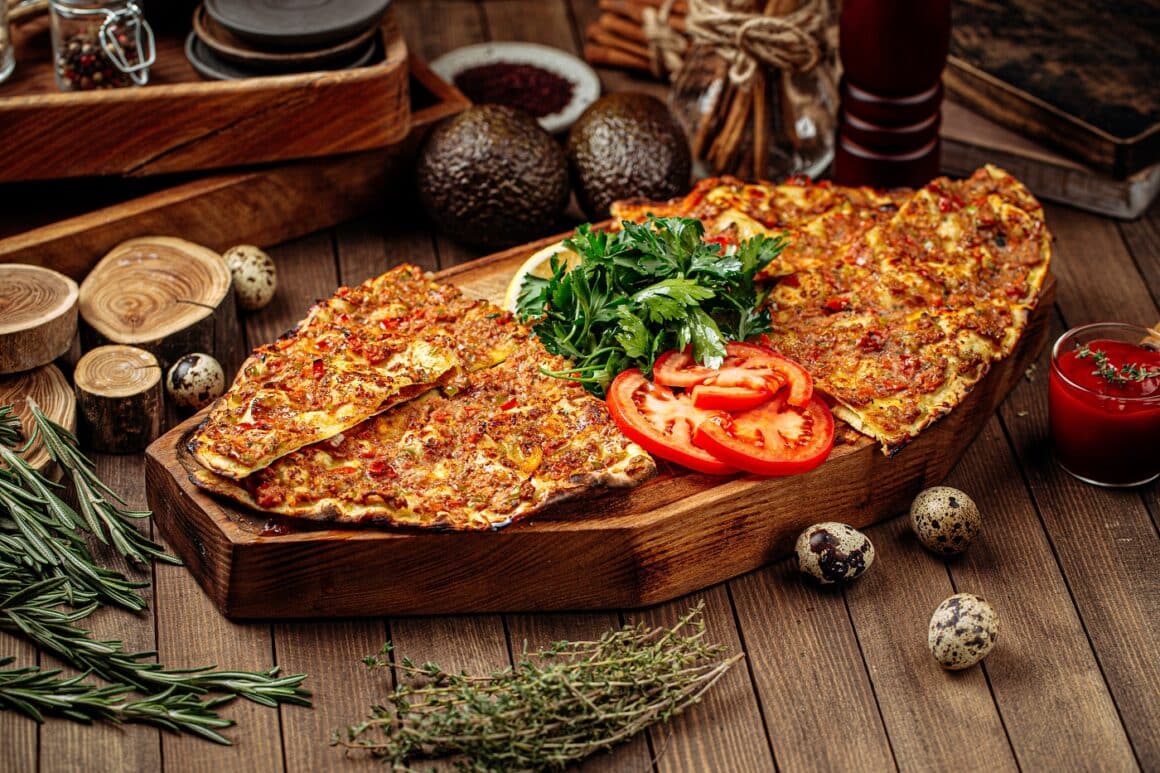 Pizza turcească lahmacun cu carne tocată și roșii pe fundal de lemn - musai de mâncat la Istanbul