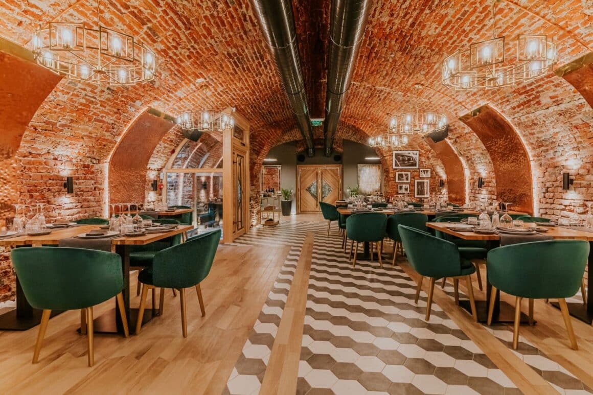 interiorul restaurantului allegria din Oradea, cu bolti din caramida rosie