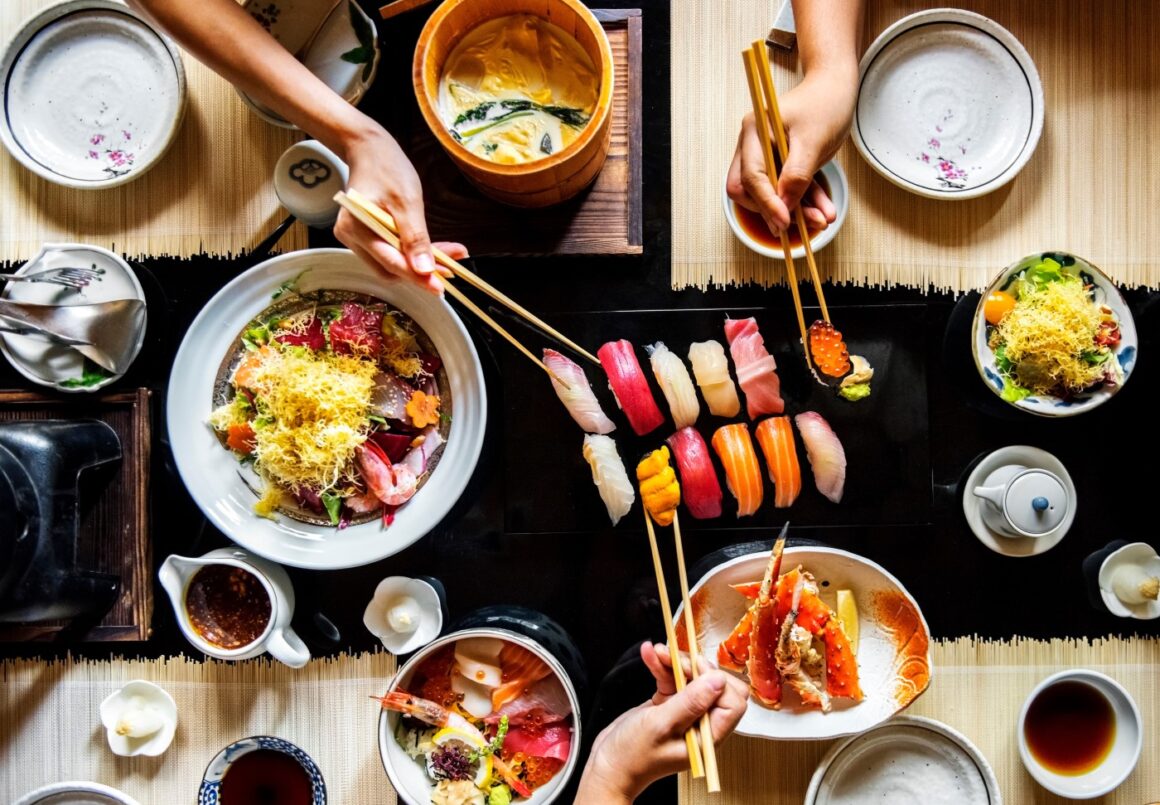 masa fotografiata de sus, plina de preparate japoneze - imagine reprezentativa pentru restaurante japoneze din București