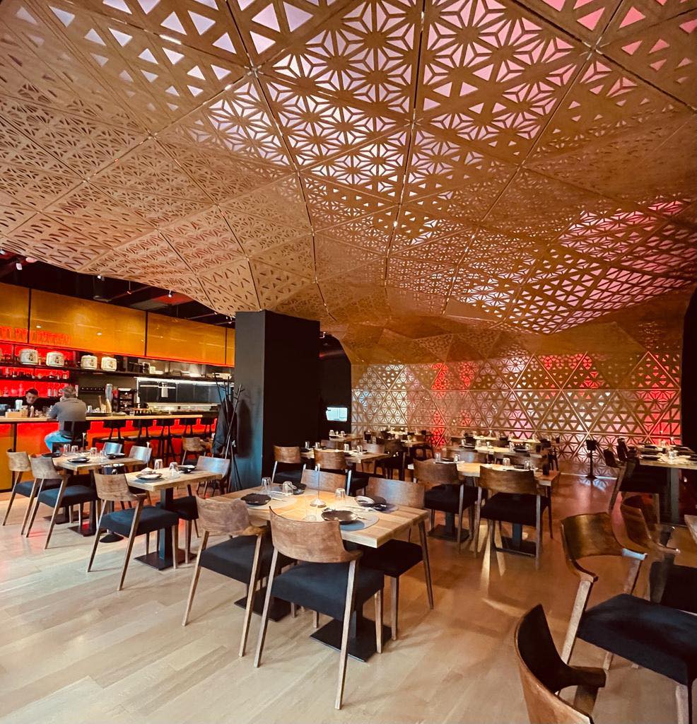 imagine din restaurant Ruka izakaya, amenajat modern, cu un tavan din lemn cu modele