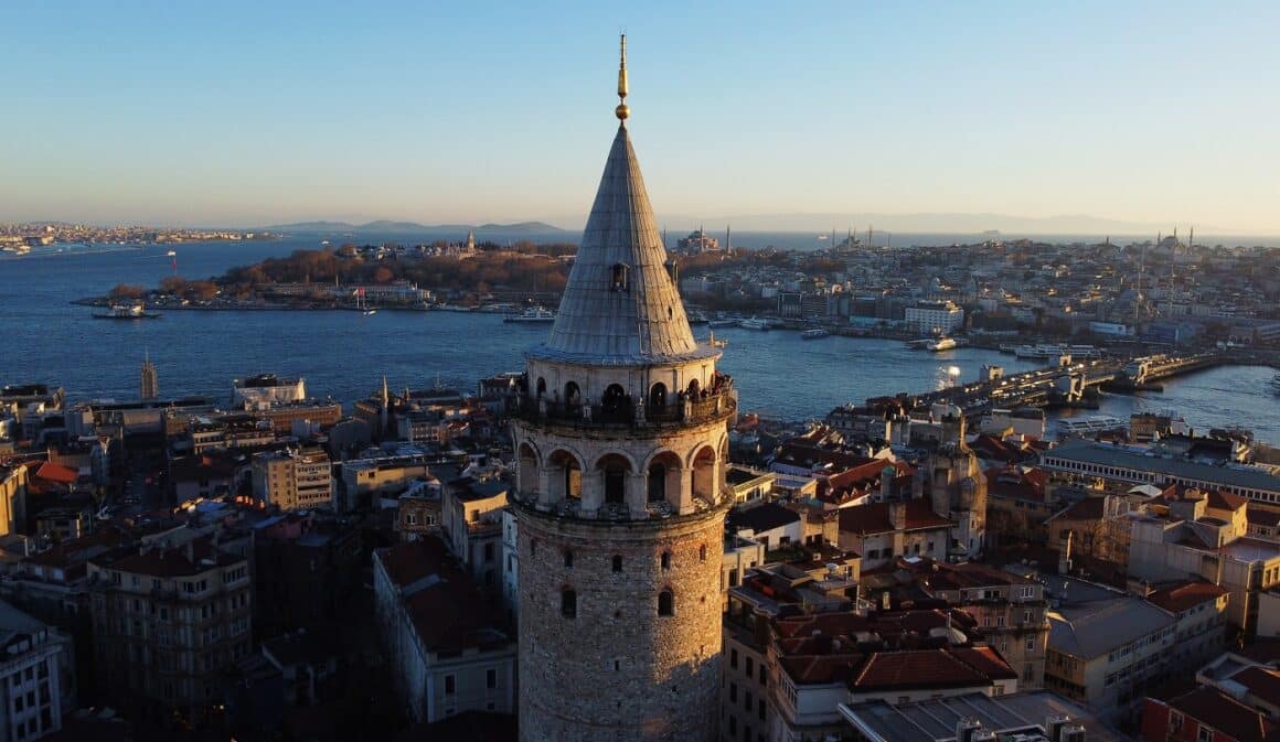 Vedere aeriană a Turnului Galata și a joncțiunii Cornului de Aur cu strâmtoarea Bosfor din Istanbul, Turcia, în timpul apusului. - de vizitat la Istanbul